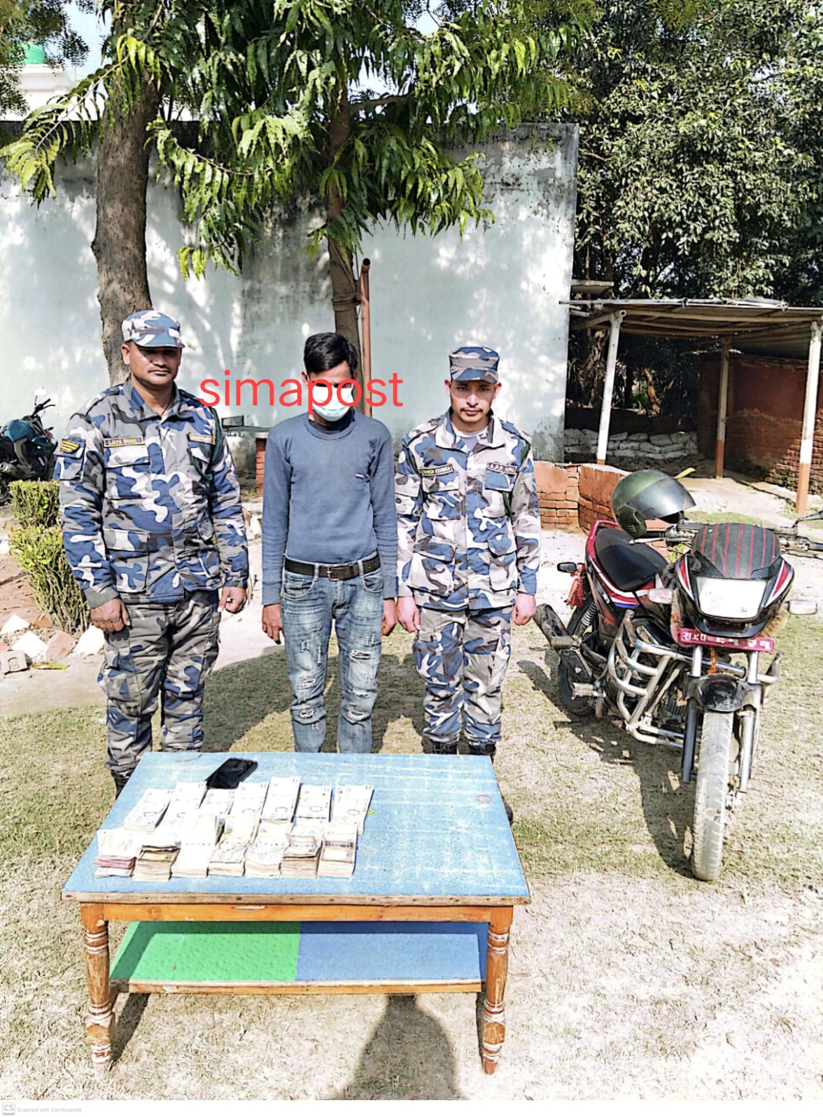 सिरहा वाट १० लाखभन्दा बढी रकमसहित एक पक्राउ