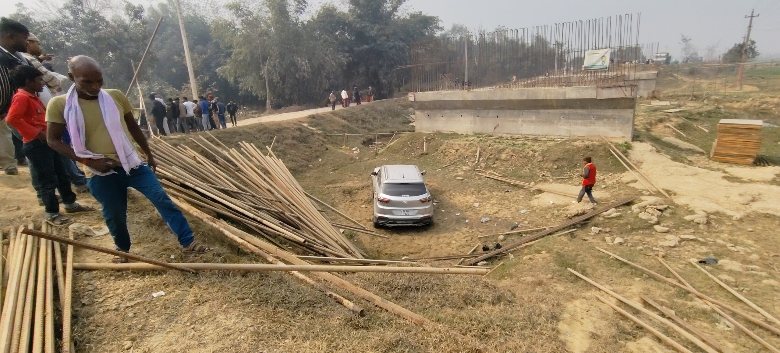 हुलाकी सडकखण्डको सहजा पुल अलपत्र, पुनः दुर्घटना