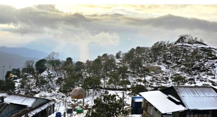 हिमपातपछि ताप्लेजुङको डाँडाकाँडा सेताम्मे