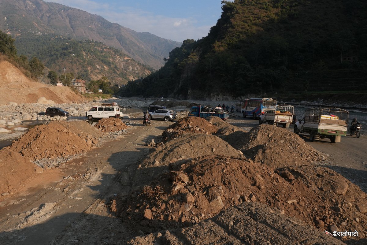 वर्षाले फेरि रोकियो बिपी राजमार्ग खुलाउने प्रयास